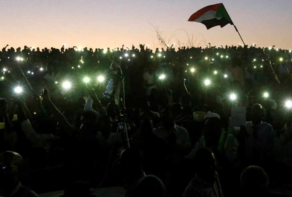Sudanese demonstrators use their mobile phone torches as lamps as they attend a mass anti-government protest outside the Defence Ministry in Khartoum, Sudan, April 21, 2019. REUTERS/Mohamed Nureldin Abdallah - RC111A542C20