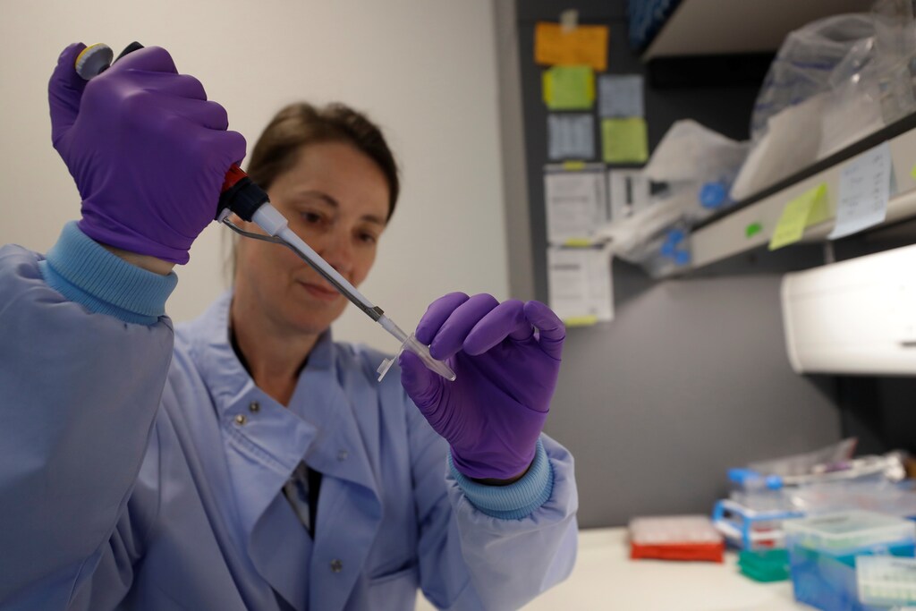 Professor Menna Clatworthy, Clinician Scientist, University of Cambridge works as part of the TACTIC-R trial, in the Blood Processing Lab in the Cambridge Institute of Therapeutic Immunology and Infectious Disease, in Cambridge, Britain May 21, 2020. Picture taken May 21, 2020. The new trial known as TACTIC-R is testing whether existing drugs will help prevent the body's immune system from overreacting, which scientists hope could prevent organ failure and death in COVID-19 patients. Kirsty Wigglesworth/Pool via REUTERS - RC2MTG9OKR8N