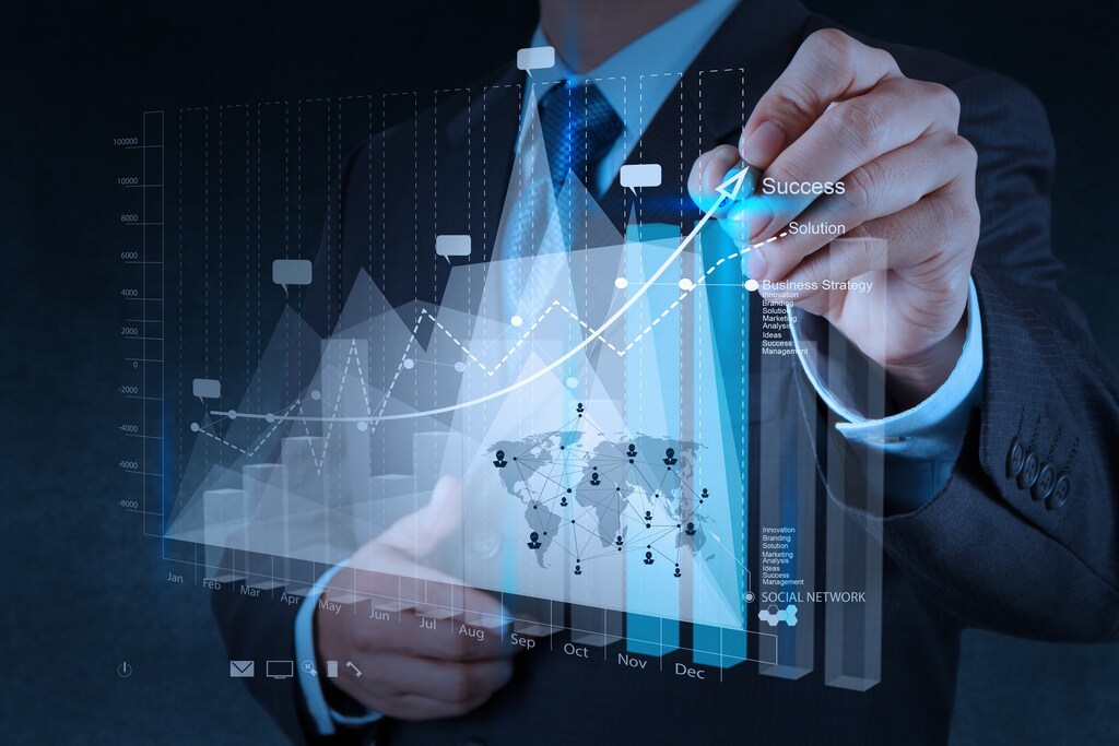 Un hombre utiliza un holograma/pantalla táctil para diseñar su estrategia empresarial.