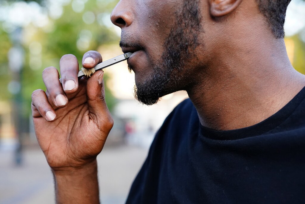 A man uses a Juul vaporizer in Atlanta, Georgia, U.S., September 26, 2019. Picture taken September 26, 2019. REUTERS/Elijah Nouvelage - RC152429C950