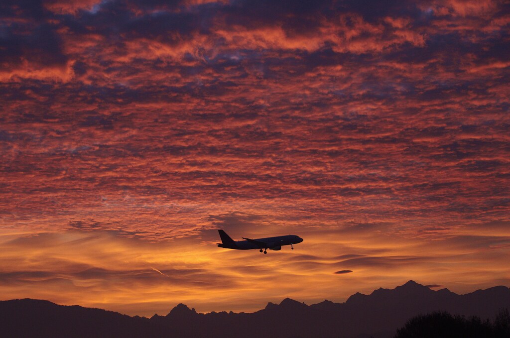 A Brussels Airlines aircraft prepares for landing in Cointrin airport during sunrise over the Mont Blanc in Geneva December 1, 2011. REUTERS/Denis Balibouse (SWITZERLAND - Tags: TRANSPORT) - GM1E7C11A6G01
