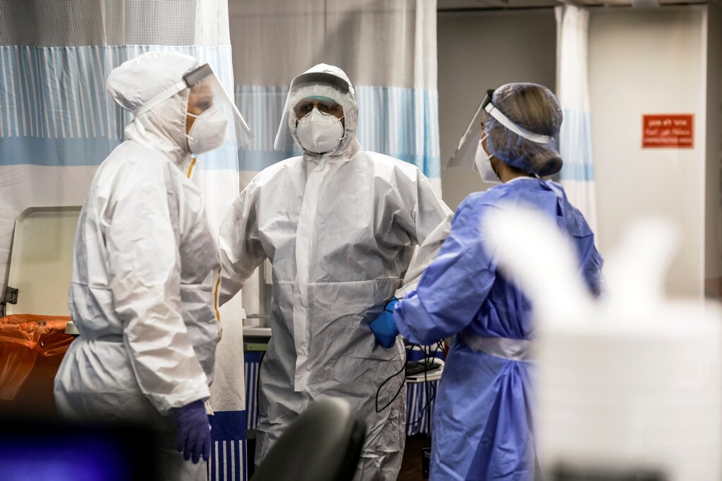 Medical staff chat inside the coronavirus disease (COVID-19) ward of Sheba Medical Center in Ramat Gan, Israel, October 12, 2021. REUTERS/Nir Elias - RC278Q9W6J7Q
