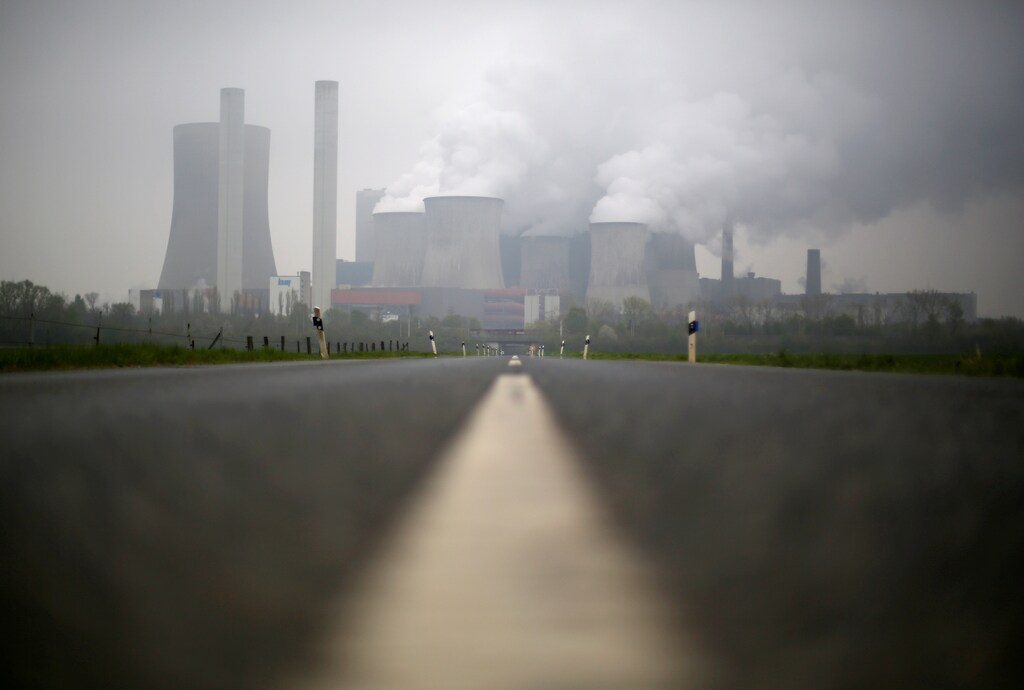 FILE PHOTO: A road leads to the coal power plant of German utility RWE Power near the western town of Niederaussem April 22, 2015. REUTERS/Ina Fassbender/File Photo GLOBAL BUSINESS WEEK AHEAD SEARCH GLOBAL BUSINESS 6 MAR FOR ALL IMAGES - RTS11KRL