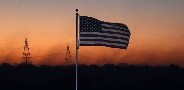 A US flag waves as smoke billows in the Hill Fire in Oak Hills in the Cajon Pass in California September 2, 2011. The fast-moving fire, which broke out on a median of Interstate 15 in the Cajon Pass, was burning at the edge of Oak Hills, where 1,500 homes were under a mandatory evacuation order, authorities said. REUTERS/Gene Blevins (UNITED STATES - Tags: ENVIRONMENT DISASTER)