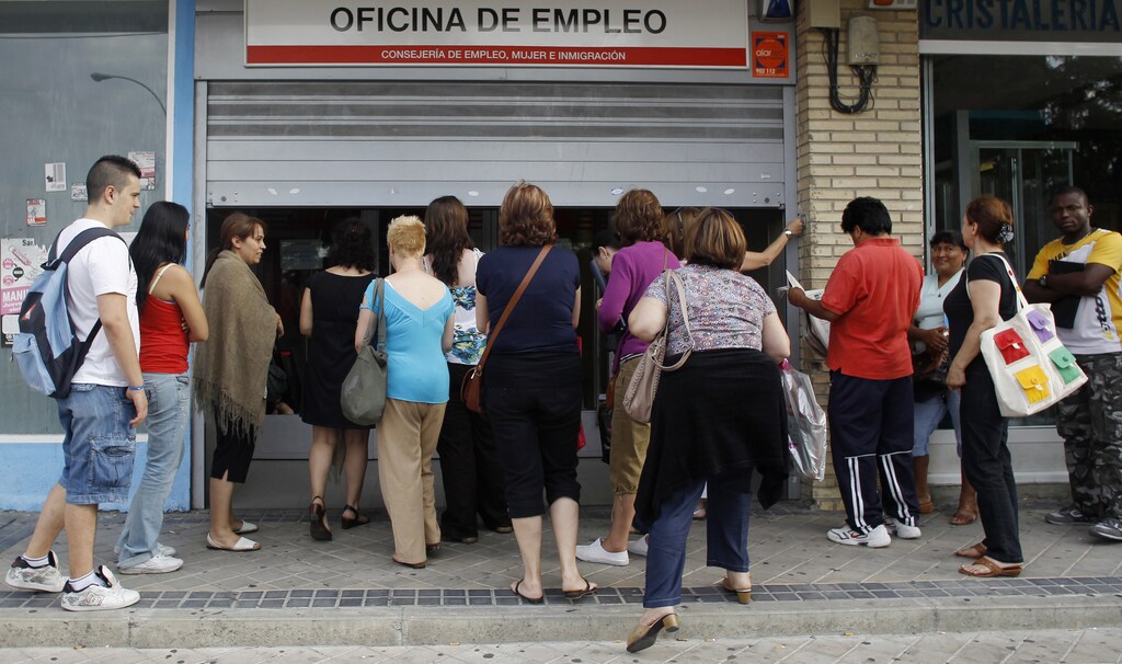 People enter a government job centre in Madrid July 2, 2010. Spain's jobless rate fell the third straight month in June by 2.1 percent from May, the sharpest monthly drop in five years and a sign of recovery in the battered labour market, the Labour Ministry said on Friday. REUTERS/Susana Vera (SPAIN - Tags: EMPLOYMENT BUSINESS) - RTR2G038