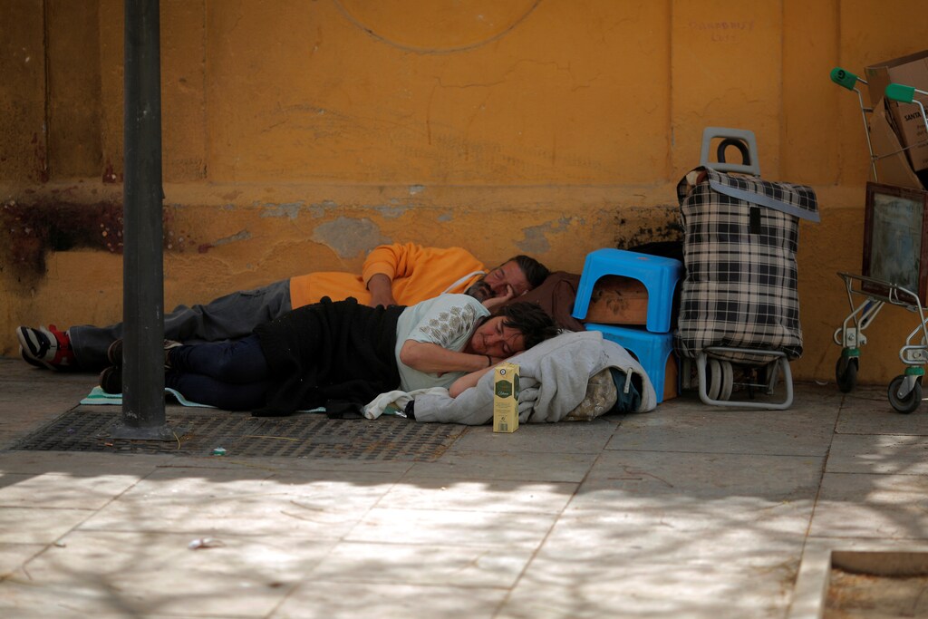 Homeless people sleep at a square in downtown Malaga, Spain, April 28, 2016. REUTERS/Jon Nazca - RTX2C2MN