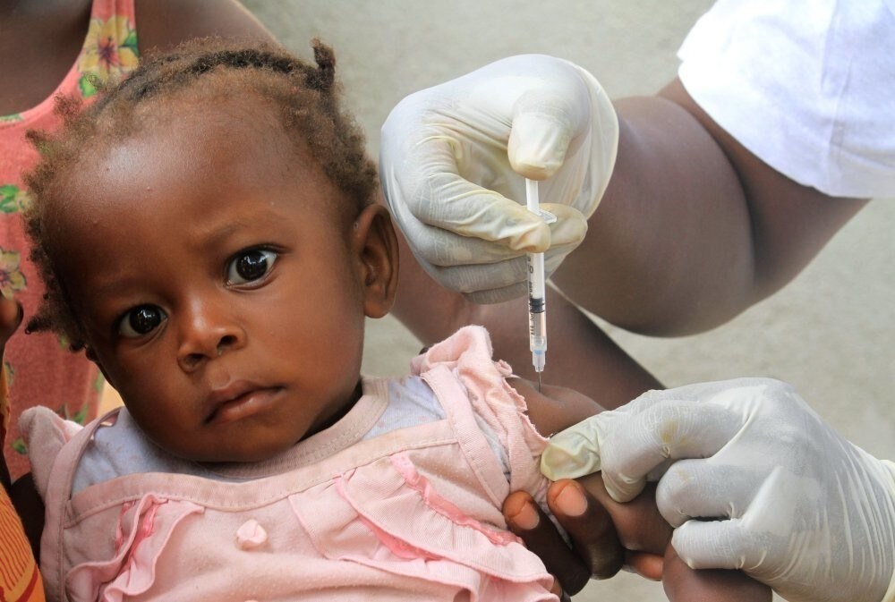 A team from UNICEF (Ivory Coast) vaccinates children against polio at St. Ambrose church in Angree, Abidjan March 9, 2011, a temporary refuge for people fleeing from clashes between forces loyal to incumbent leader Laurent Gbagbo and his rival Alassane Ouattara. REUTERS/Thierry Gouegnon (IVORY COAST - Tags: HEALTH SOCIETY)