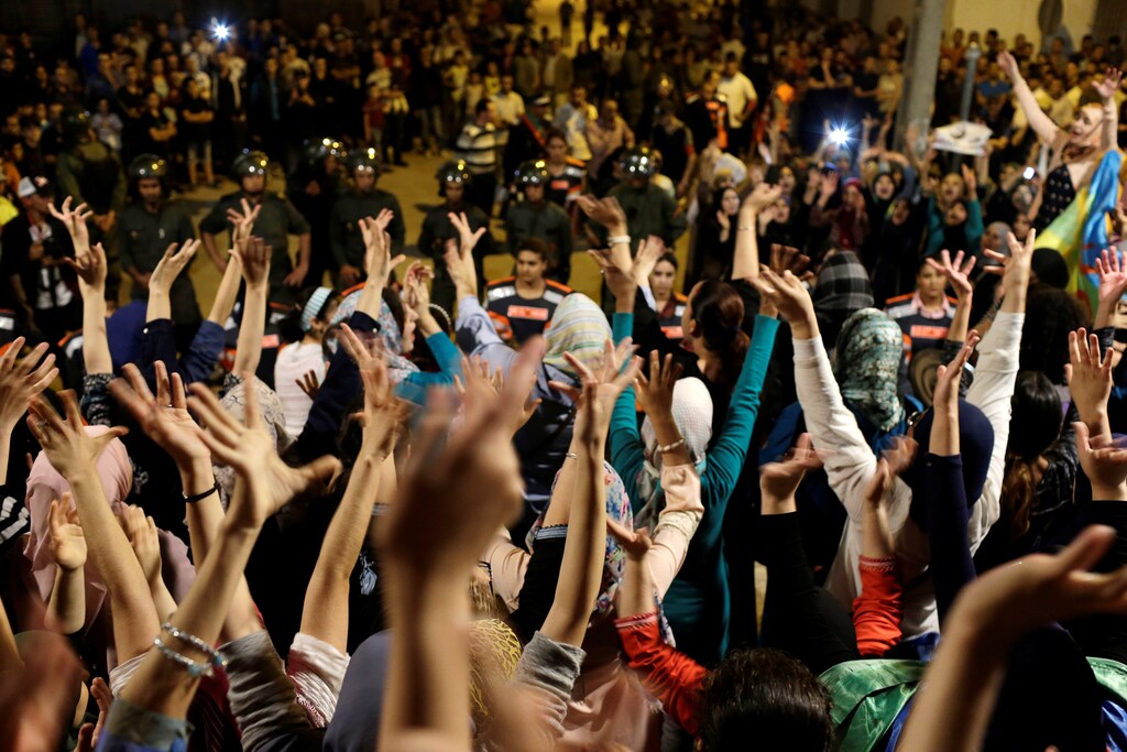 Women shout during a protest against official abuses and corruption in the town of Al-Hoceima, Morocco June 3, 2017. REUTERS/Youssef Boudlal - RTX38VYT