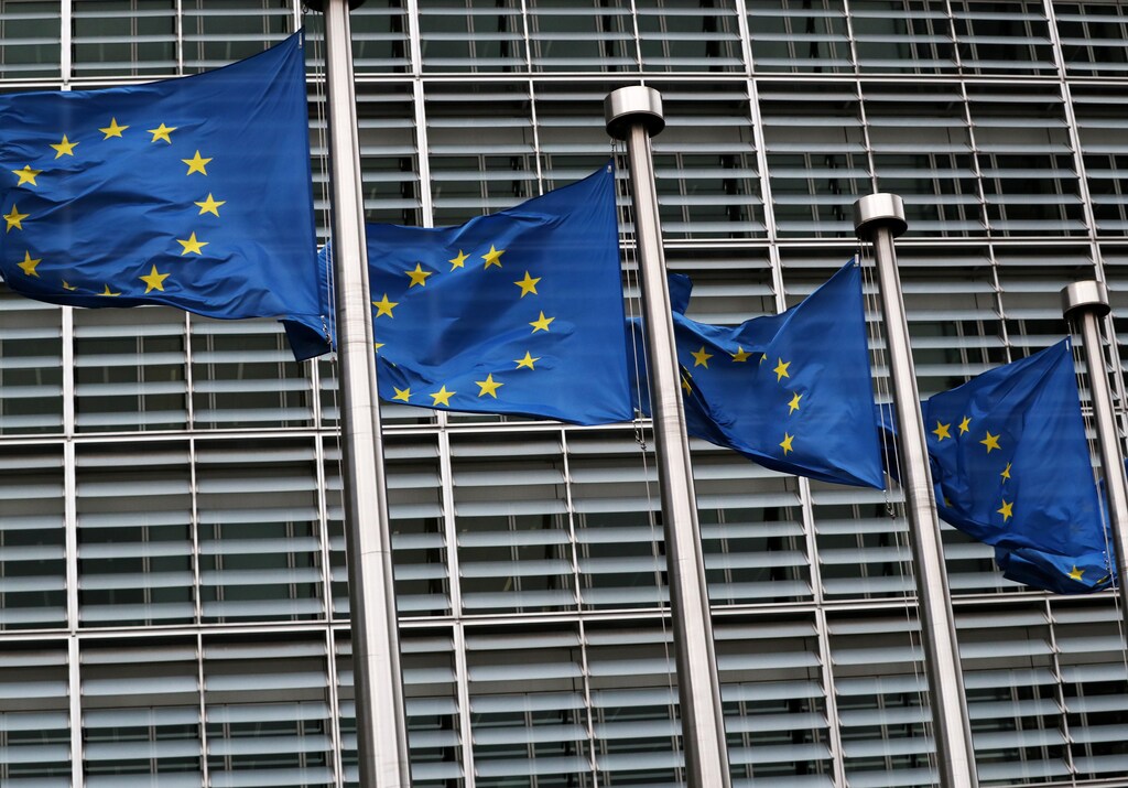 European Union flags fly outside the European Commission headquarters in Brussels, Belgium, March 6, 2019. REUTERS/Yves Herman - RC1FA9B117A0