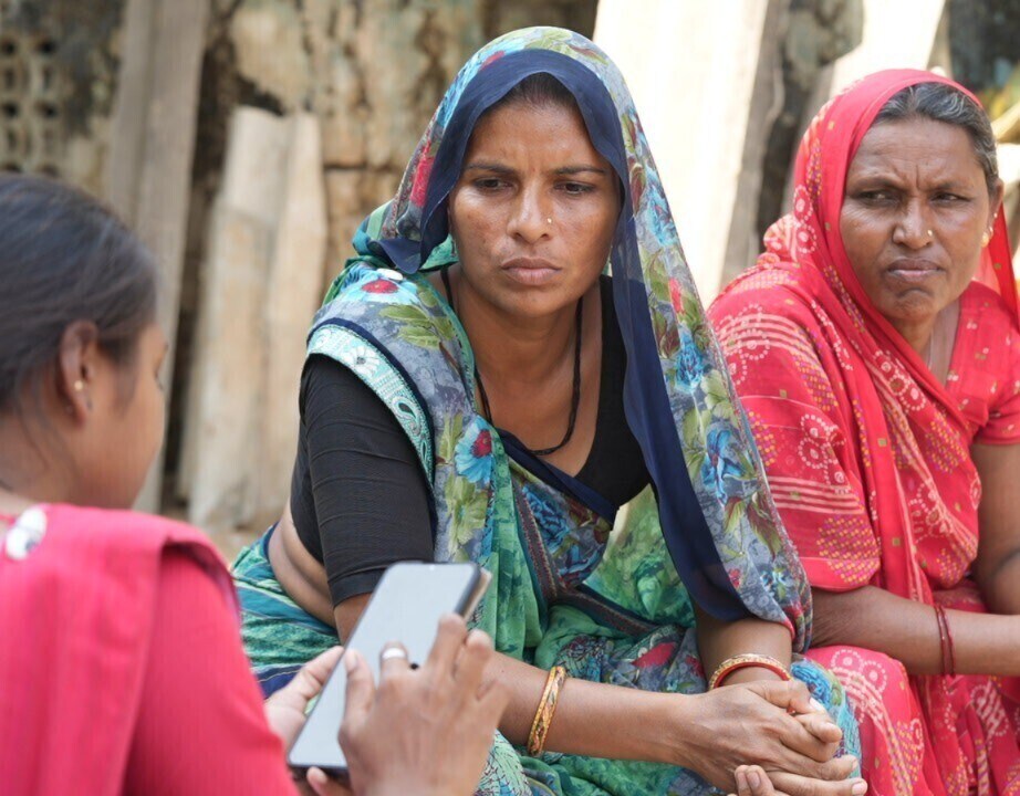Deepikaben Rathva (al centro) es una agricultora en una zona rural de la India que utiliza un seguro paramétrico para proteger sus cultivos de los efectos del clima extremo.
