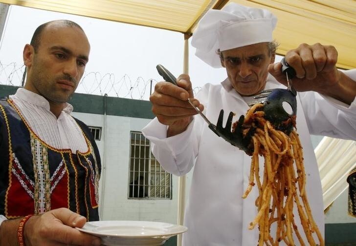 Italian inmates Gerardo Frigieri (R) and Stefano prepare Italian Spaghetti Bolognese during a cooking competition at Sarita Colonia prison in Callao April 11, 2008. Inmates from Colombia, Chile, Bolivia, Ecuador, Mexico, Spain, Italy, Canada and Peru participated in the cooking competition in the prison with a population of about 2,600 inmates, including 865 foreigners. REUTERS/Mariana Bazo (PERU)