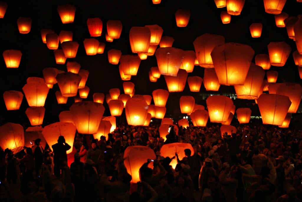 People release sky lanterns to celebrate the traditional Chinese Sky Lantern Festival in Pingsi, Taipei County, February 7, 2009.