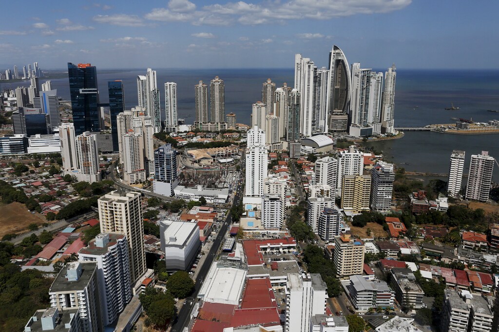 A general view of a high income neighborhood of Panama City, April 6, 2016. REUTERS/Carlos Jasso/File Photo - RTX2ATSC