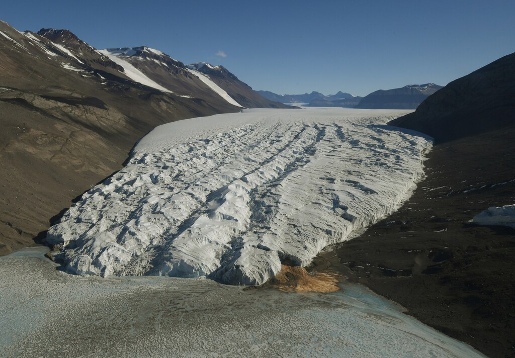 General view of the Blood Falls and the Taylor Glacier while in flight during a visit by U.S. Secretary of State John Kerry to Antarctica, November 11, 2016. REUTERS/Mark Ralston/Pool - RTX2T5FG