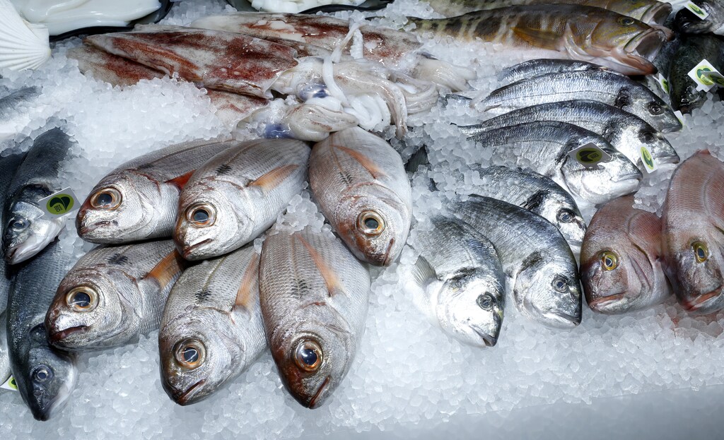 Various fresh fishes are displayed at a fish counter at a supermarket of Swiss retail group Migros, as the spread of the coronavirus disease (COVID-19) continues, in Zurich, Switzerland June 24, 2020. REUTERS/Arnd Wiegmann - RC2XFH9JGZ2B