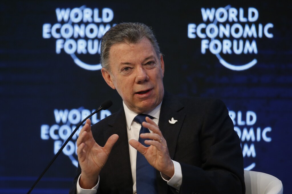 Colombia's President Juan Manuel Santos, attends the annual meeting of the World Economic Forum (WEF) in Davos, Switzerland, January 18, 2017. REUTERS/Ruben Sprich - RTSW39E