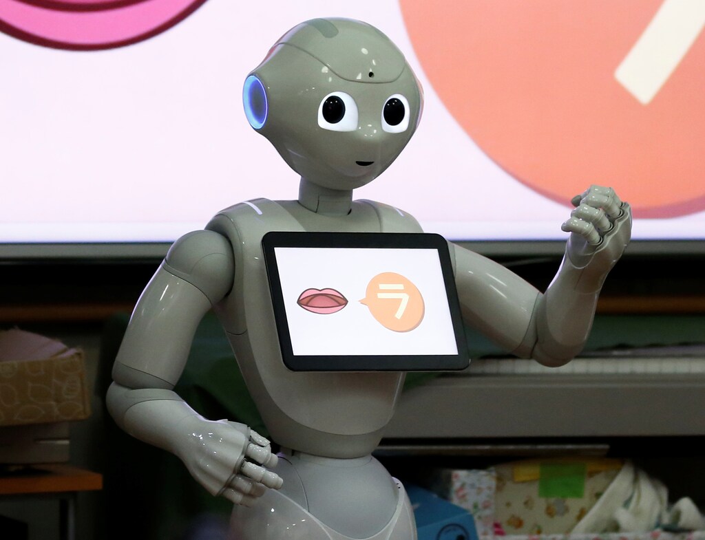 Humanoid robot 'Pepper' is pictured during an afternoon exercise routine at Shintomi nursing home in Tokyo, Japan February 2, 2018. Picture taken on February 2, 2018. REUTERS/Kim Kyung-Hoon - RC19705798E0