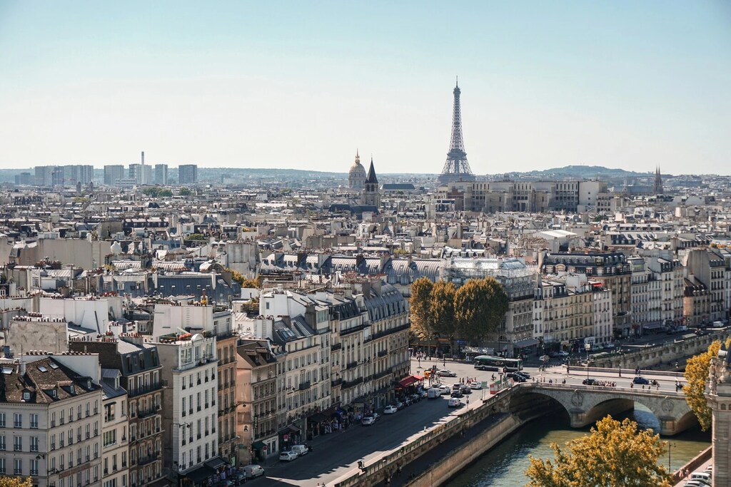 Una foto de Paris vista desde arriba. París 2024 describe la escala de sus ambiciones de sostenibilidad como el "mayor reto" de la humanidad.