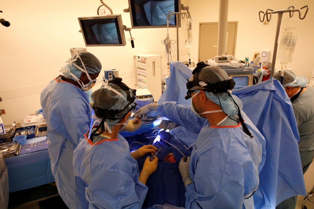Doctors perform neurosurgery in Los Angeles, California, U.S. on May 26, 2016. REUTERS/Lucy Nicholson - RC1E7B92C080