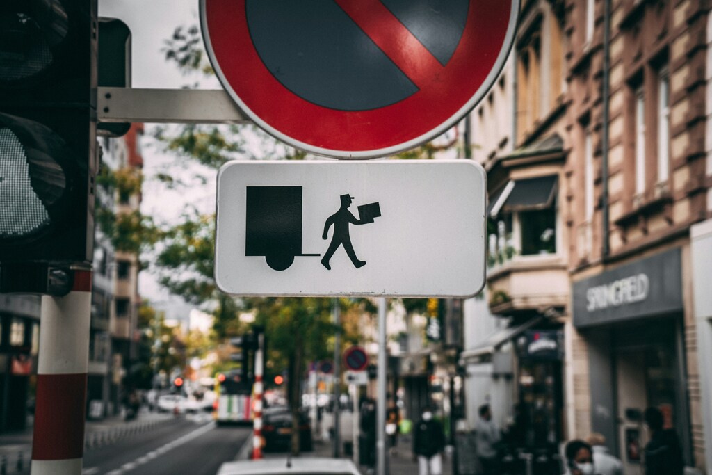 Street sign for deliveries; urban freight; deliveries, city.