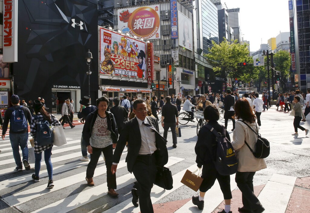 People cross a street in a shopping area in the Shinjuku district in Tokyo, Japan April 19, 2016. REUTERS/Thomas Peter/File Photo - RTX2J5CC