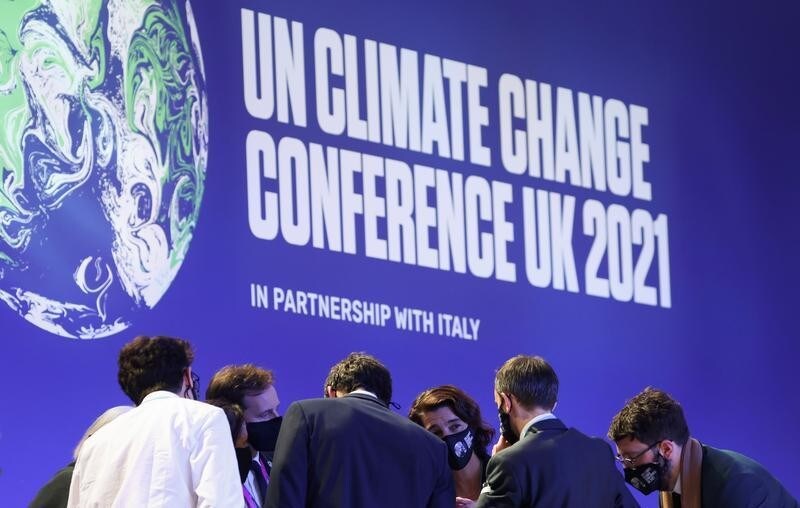 国連気候変動枠組み条約第26回締約国会議(COP26)は11月13日、成果文書「グラスゴー気候協定」を採択し、閉幕した。同文書では、「世界の平均気温の上昇を1.5度に抑える努力を追求する」との目標が設定された一方で、「石炭火力発電の段階的廃止」という文言が盛り込まれる予定が、採択直前に「段階的削減」に修正されるなど、各国の利害が一致せず足並みがそろわなかった面も目立った。同日、グラスゴーで撮影
