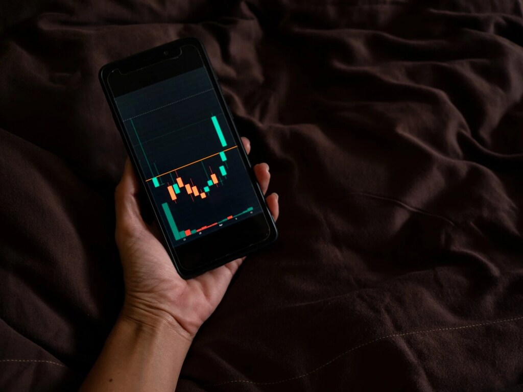 Un gráfico de barras en una pantalla de un celular. La tecnología facilita la educación, la accesibilidad y la accesibilidad de los servicios financieros.