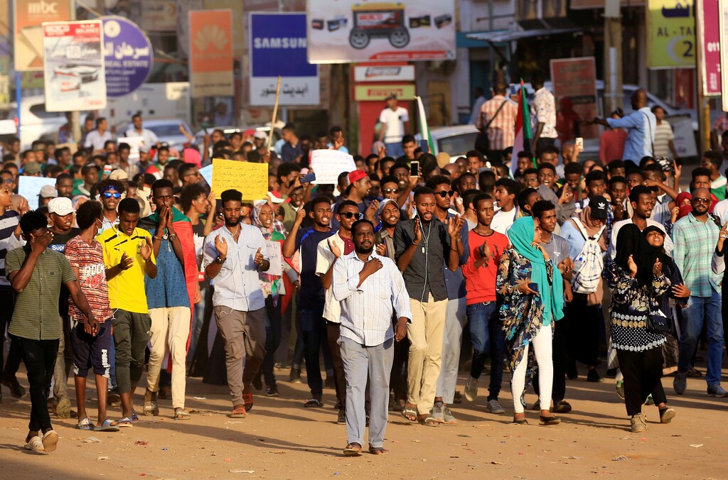 Sudanese protesters chant slogans during a rally calling for the former ruling party to be dissolved and for ex-officials to be put on trial in Khartoum, Sudan October 21, 2019. REUTERS/Mohamed Nureldin Abdallah - RC1AE4C11420