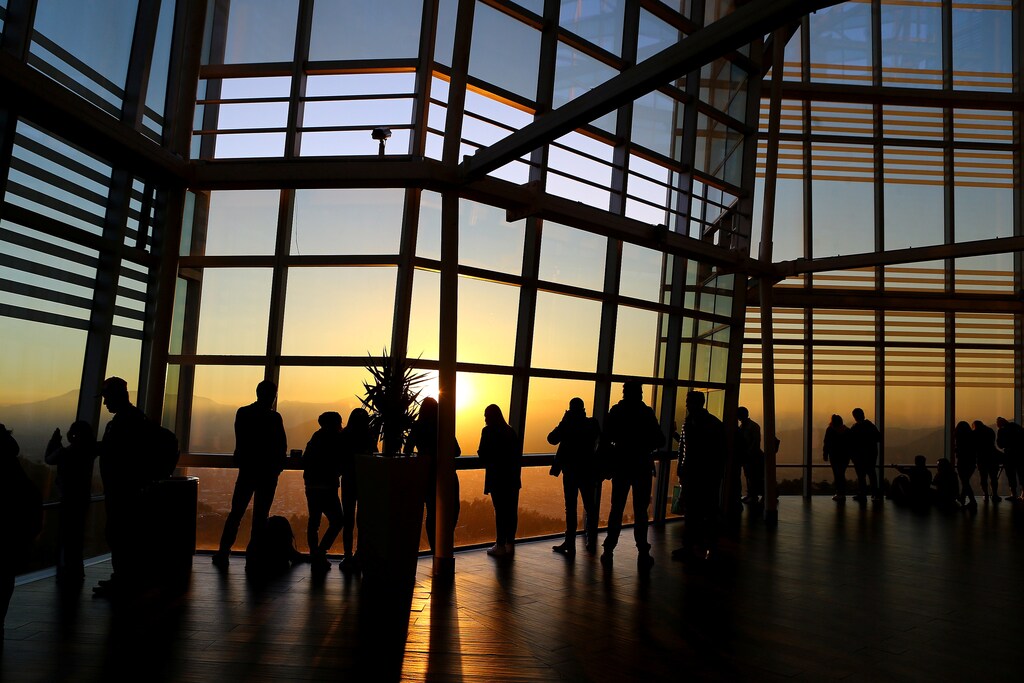 Shoppers are seen at the rooftop of a commercial center in Santiago, Chile May 19, 2017. REUTERS/Ivan Alvarado - RTX36O9M