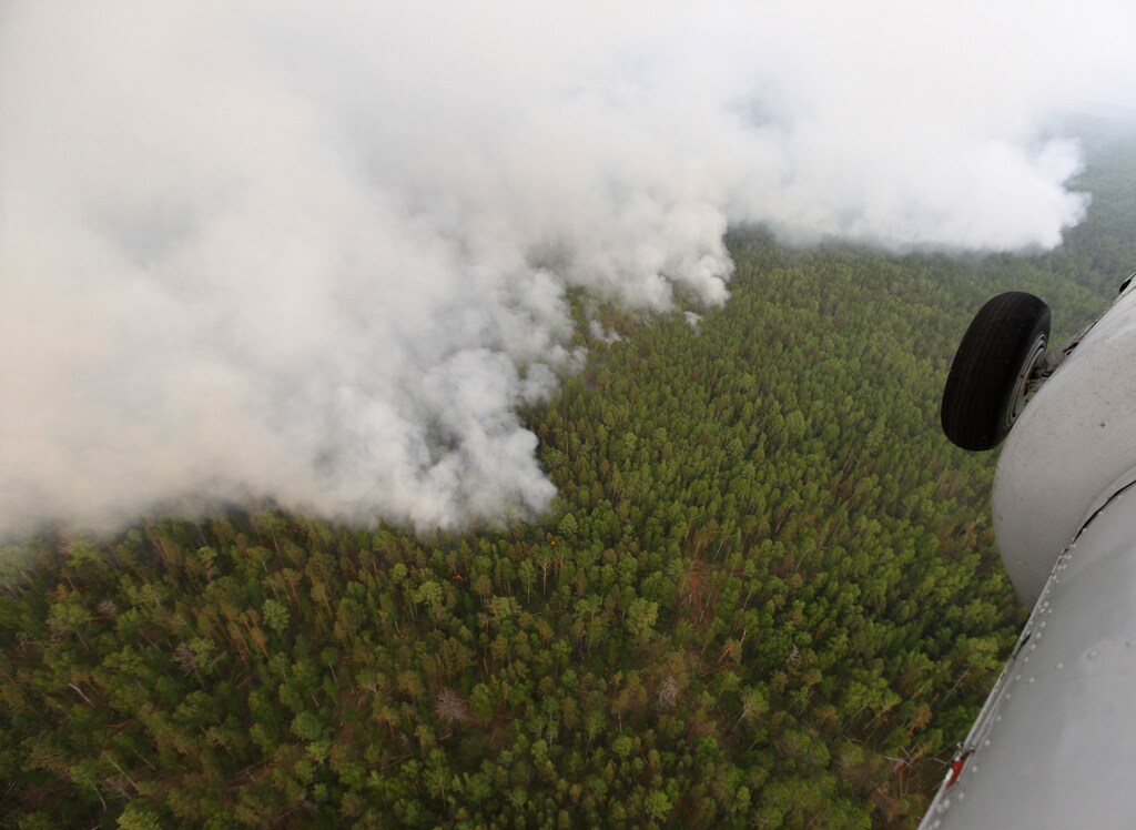 An aerial view shows the Taiga wood burning near the village of Boguchany, about 560 km (348 miles) northeast of Russia's Siberian city of Krasnoyarsk, June 2, 2011. Dry, hot weather, dry thunder storms and human factors influenced the distribution of the fires in Siberia, according to Emergencies Ministry members. Picture taken June 2, 2011. REUTERS/Ilya Naymushin (RUSSIA - Tags: ENVIRONMENT DISASTER IMAGES OF THE DAY) - GM1E7641BIG01