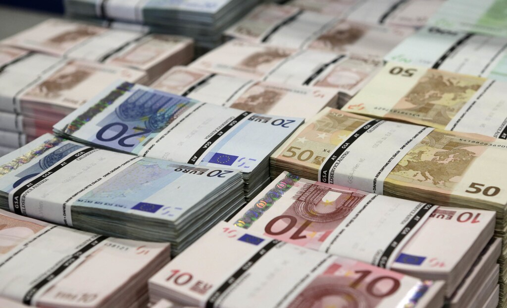 Wads of euro banknotes are stacked in a pile at the GSA Austria (Money Service Austria) company's headquarters in Vienna July 22, 2013. The GSA delivers new and collects old currency for the Austrian National Bank. REUTERS/Leonhard Foeger (AUSTRIA - Tags: POLITICS BUSINESS TPX IMAGES OF THE DAY) - BM2E97M13IL01