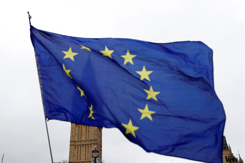 A European Union flag flies in front of the Elizabeth Tower, which houses the Great Clock and the 'Big Ben' bell, at the Houses of Parliament in London, Britain August 21, 2017. REUTERS/Peter Nicholls - RC1FF913AC30