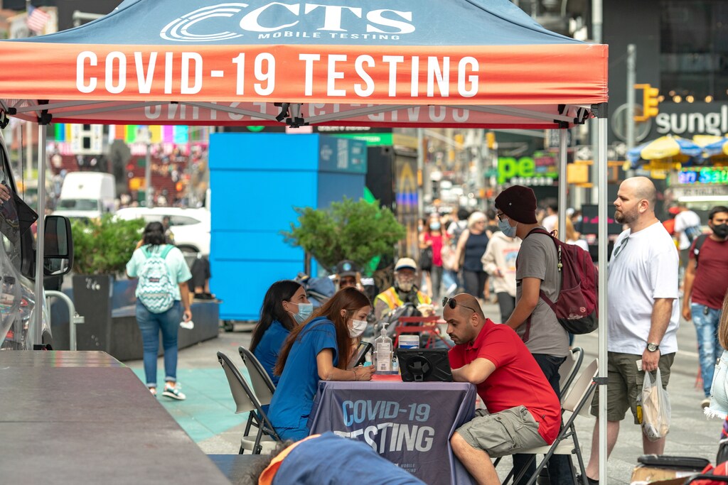 People sign up to take a coronavirus disease (COVID-19) test at a mobile testing van in Times Square in New York City, U.S., August 16, 2021. REUTERS/Jeenah Moon - RC2J6P9ZC1MU