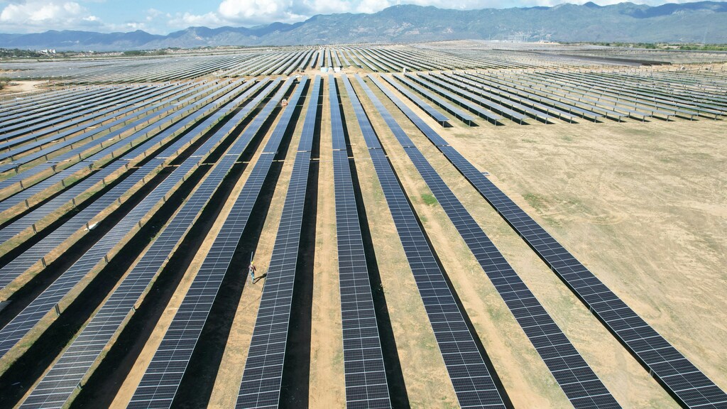 A large field of solar panels: The cleantech industry must rapidly scale to meet climate targets.