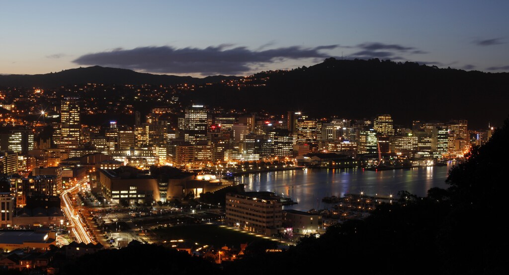 Dusk settles over Wellington's waterfront September 15, 2011. REUTERS/Mike Hutchings (NEW ZEALAND - Tags: CITYSCAPE TRAVEL) - RTR2RBXG