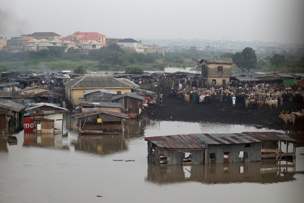 Makeshift stalls are seen submerged along river Ogun as it overflows its bank near a livestock market outside Nigeria's commercial capital Lagos October 6, 2016.REUTERS/Akintunde Akinleye TPX IMAGES OF THE DAY - D1AEUFLRIZAA