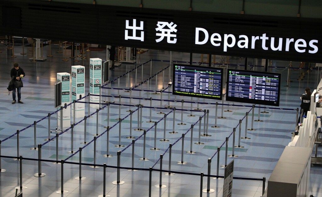 Una puerta de salida vacía se muestra en el aeropuerto de Haneda en Tokio, Japón, el 4 de marzo de 2020.