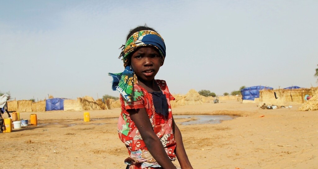 A girl pulls a container of water at the Boudouri site for displaced persons outside the town of Diffa in southeastern Niger June 21, 2016.