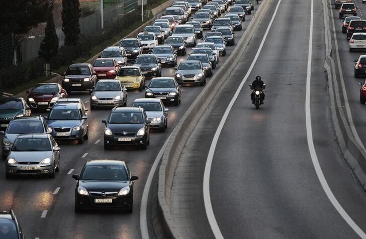 Drivers sit in traffic during morning rush hour as they enter Madrid on highway A-6 February 8, 2011. Madrid's mayor Alberto Ruiz Gallardon has asked Madrid's population to leave their vehicles at home and use public transportation due to high levels of pollution in the city. REUTERS/Susana Vera (SPAIN - Tags: ENVIRONMENT TRANSPORT)