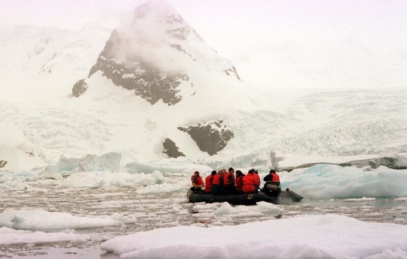 -UNDATED FILE PHOTO - Tourists take a zodiac ride around Cuerva Cove on the Antarctic peninsula, a popular landing site for the around 10,000 tourists that will visit the fragile ecosystem of the frozen continent this summer season, the highest number yet, raising concerns about the potential damage of increasing tourism. - PBEAHULWVDK