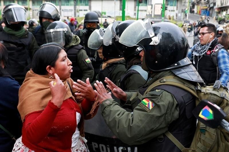 A woman argues with a member of the security forces during clashes between members of the security forces and supporters of former Bolivian President Evo Morales in La Paz, Bolivia November 13, 2019. REUTERS/Henry Romero - RC2OAD9P1YAU