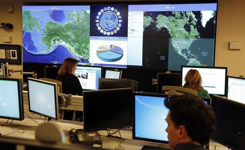 Department of Homeland Security workers at the National Cybersecurity and Communications Integration Center in Arlington, Virginia, January 13, 2015. REUTERS/Larry Downing (UNITED STATES - Tags: POLITICS SCIENCE TECHNOLOGY CRIME LAW MILITARY) - RTR4LBN0