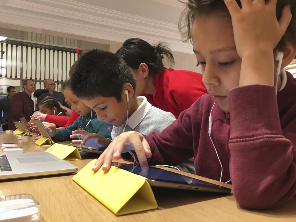 3rd grader Osiel Dominguez (R) attends an event for students to learn to write computer code at the Apple store in the Manhattan borough of New York December 9, 2015. REUTERS/Carlo Allegri - GF10000260388