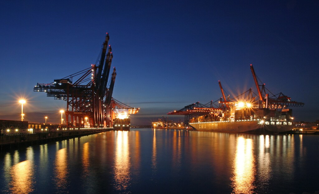 Container ships are loaded at the Container Terminal Burchardkai (R) and the Eurogate terminal (L) at Hamburg harbour March 30, 2009.