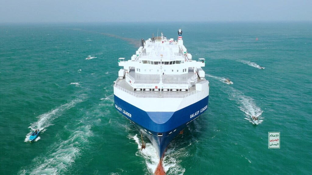 El carguero Galaxy Leader es escoltado por barcos Houthi en el Mar Rojo en esta foto publicada el 20 de noviembre de 2023.