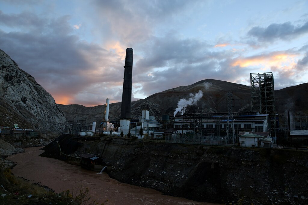 A view of the smelting complex in Peru's central Andes at nearly 3,800 meters (12,500 feet) is seen in La Oroya, Peru, October 20, 2016. Picture taken October 20, 2016. REUTERS/Mariana Bazo - RTX2YOWX