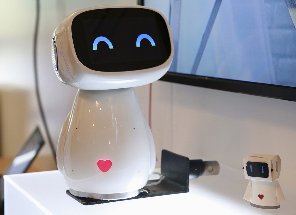 Baidu's robot Xiaodu (L) is seen on display at the 2015 Baidu World Conference in Beijing, China, September 8, 2015. Xiaodu, an artificial intelligent robot developed by Baidu, has access to the company's search engine database and can respond to voice commands, Baidu says.REUTERS/Kim Kyung-Hoon - GF10000197237