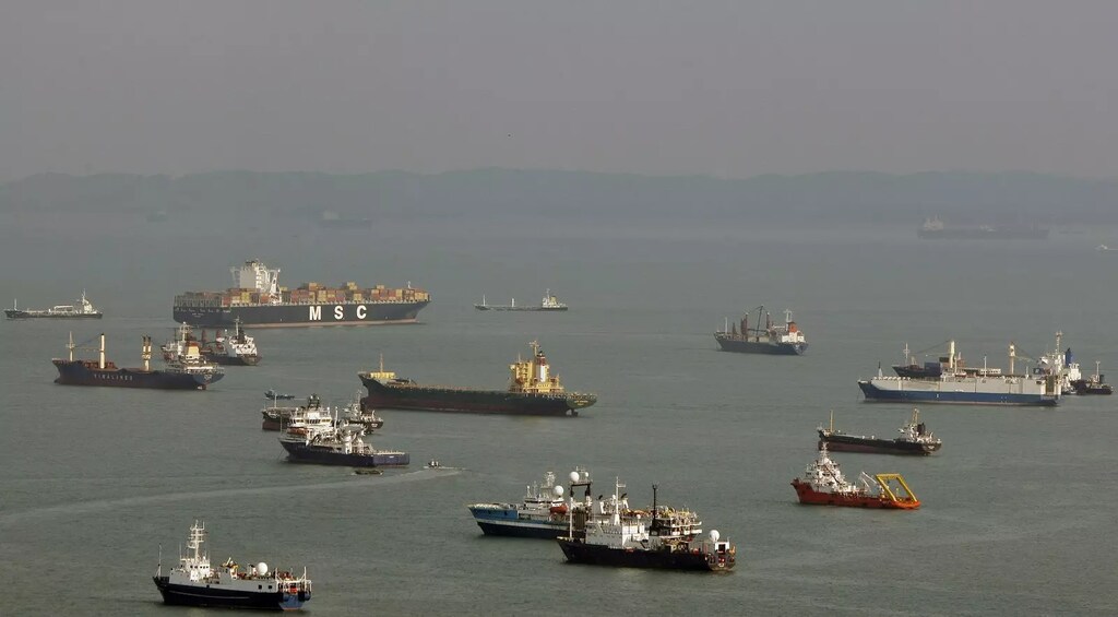 Las ambiciones de descarbonización no pueden ignorar las emisiones del transporte marítimo: Los buques portacontenedores y los graneleros se ven en las rutas marítimas de la costa de Singapur el 10 de marzo de 2009.
