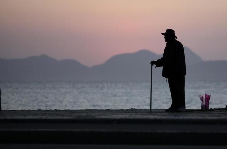 An elderly man stands in Copacabana in Rio de Janeiro September 13, 2011. World Bank data show the growth rate of Brazil's older population as many times that of the most developed countries in Europe, projected to equal 14% of the population by 2033, while Copacabana has the largest number of retirees of any neighborhood in the country. Picture taken Sepetember 13, 2011. REUTERS/Ricardo Moraes (BRAZIL - Tags: SOCIETY)
