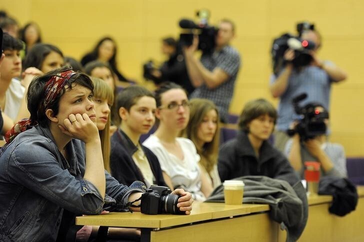 Students at Cambridge University listen to Douglas Wigdor, the lawyer representing Nafissatou Diallo, the Manhattan maid who accused Dominique Strauss-Khan of sexual assault, in Cambridge, central England March 9, 2012. Dominique Strauss-Khan, the former IMF head, planned to speak at the Cambridge Union later on Friday. REUTERS/Paul Hackett (BRITAIN - Tags: EDUCATION SOCIETY)